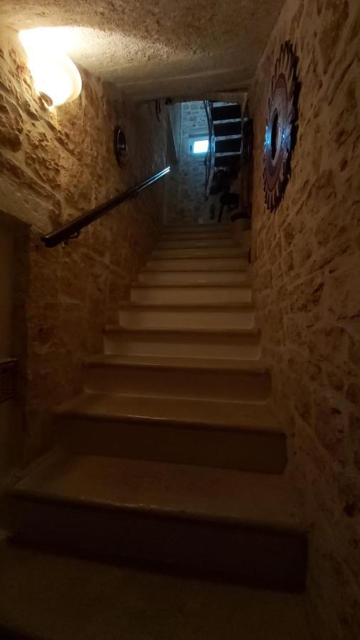 Converse fra i trulli Alberobello Esterno foto