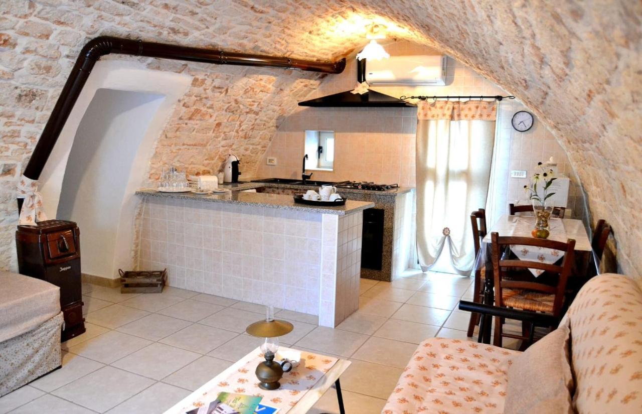 Converse fra i trulli Alberobello Esterno foto